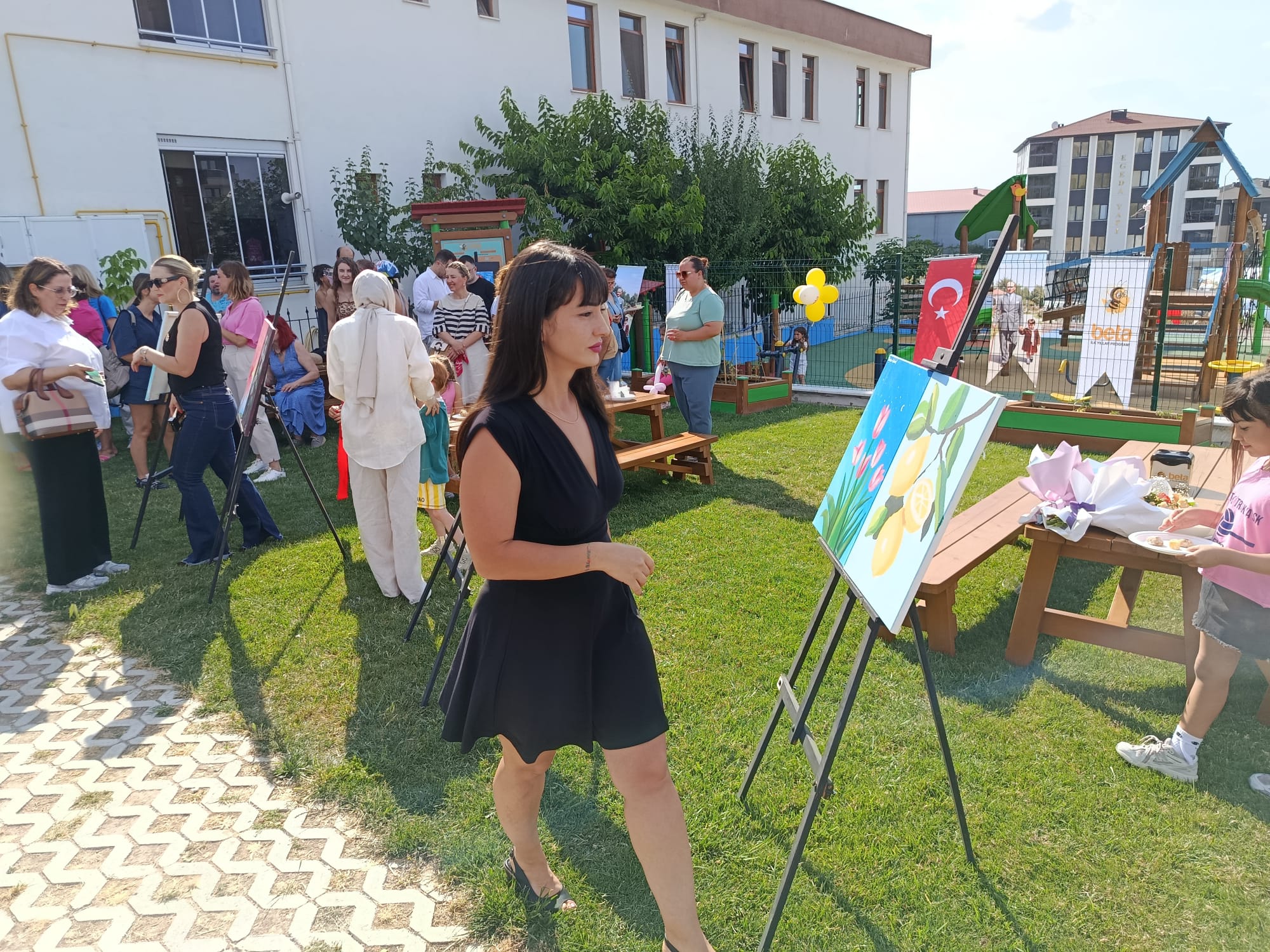 Özel Beta İlk Yıllar Gündüz Bakımevi bahçesi, anlamlı ve sanat dolu bir etkinliğe ev sahipliği yaptı. 6-14 yaş aralığındaki öğrencilerin yıl boyunca büyük bir emek, özveri ve estetik bakış açısıyla ürettiği eserler, 25 Haziran 2026 Perşembe günü saat 17.00’de düzenlenen görkemli bir törenle sanatseverlerin beğenisine sunuldu.